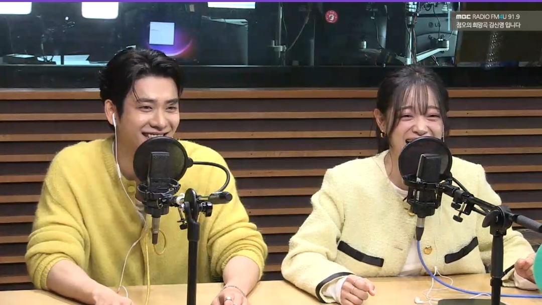 [잡담] 이강달) 강태오 김세정 옷 노란색으로 맞춘거 귀엽다 | 인스티즈