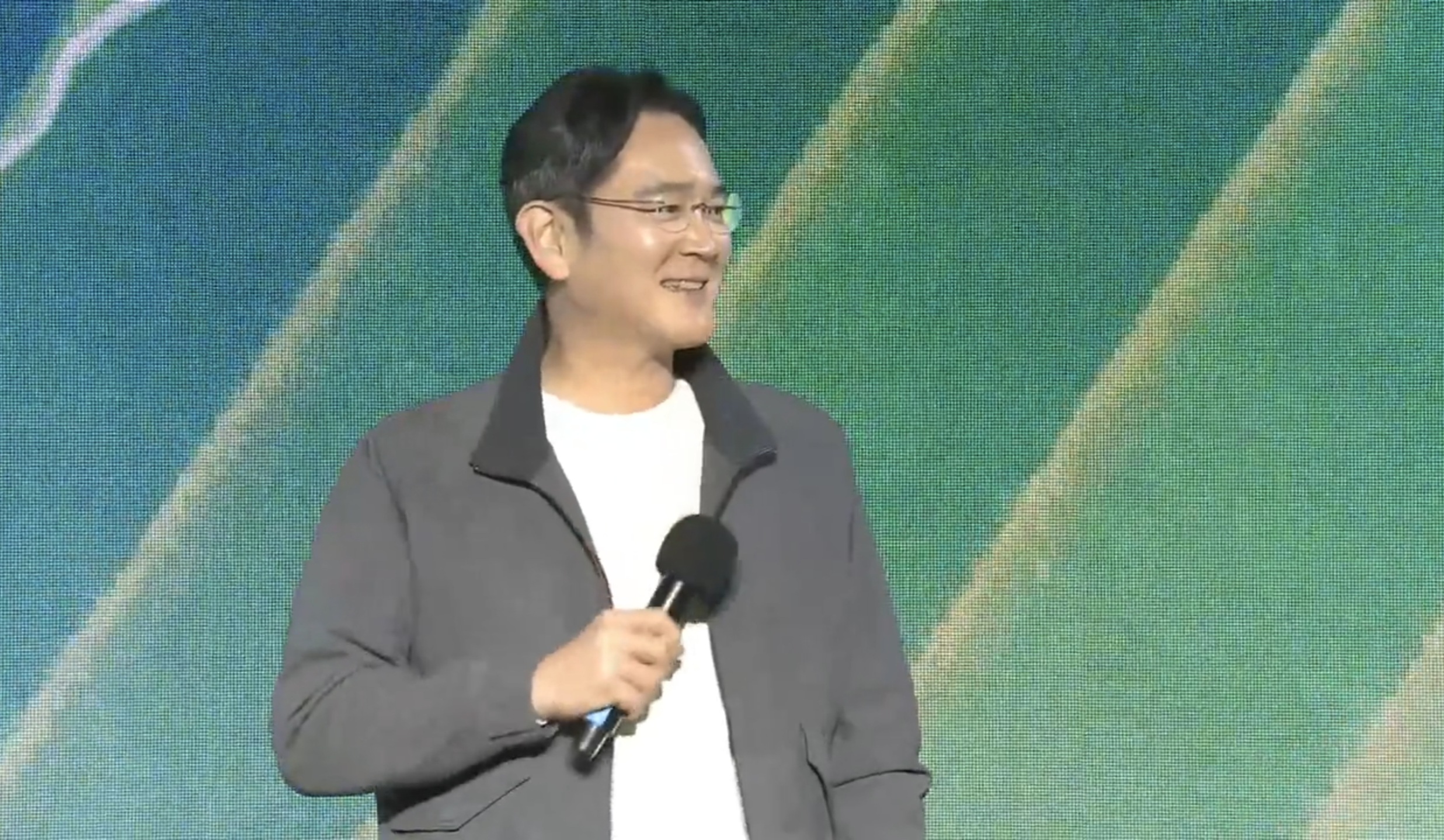[잡담] 실시간 이재용"안녕하세요 이재용입니다 감사합니다 근데 왜이렇게 아이폰들이 많아요? 갤럭시좀 뿌려야하나 | 인스티즈
