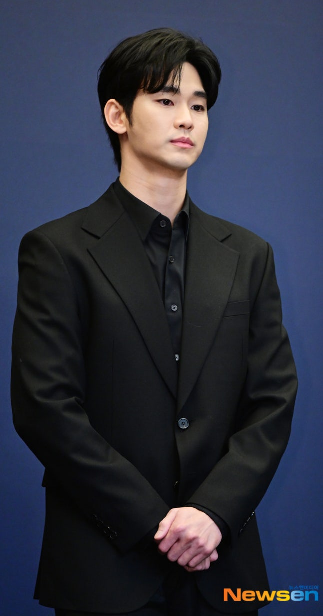 [정보/소식] 김수현 日 팬 연합, 신문사에 전면광고 "정직한 사람, 조속히 배우 복귀 이뤄지길” | 인스티즈