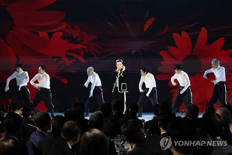 오늘자 갓쓰고 등장한 APEC 축공하는 지드래곤 | 인스티즈