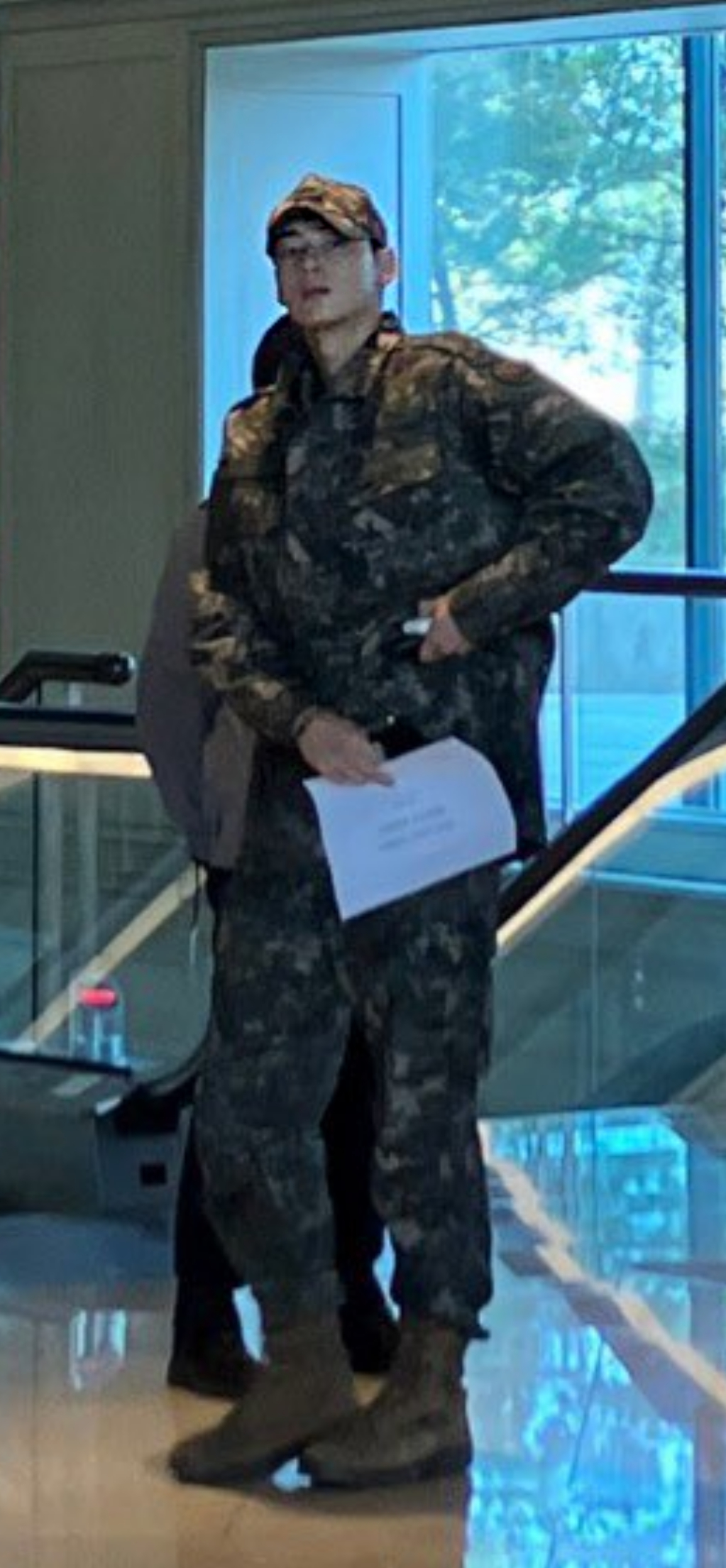 [잡담] 차은우 새로 뜬 군복 목격짤 ㄷㄷ | 인스티즈