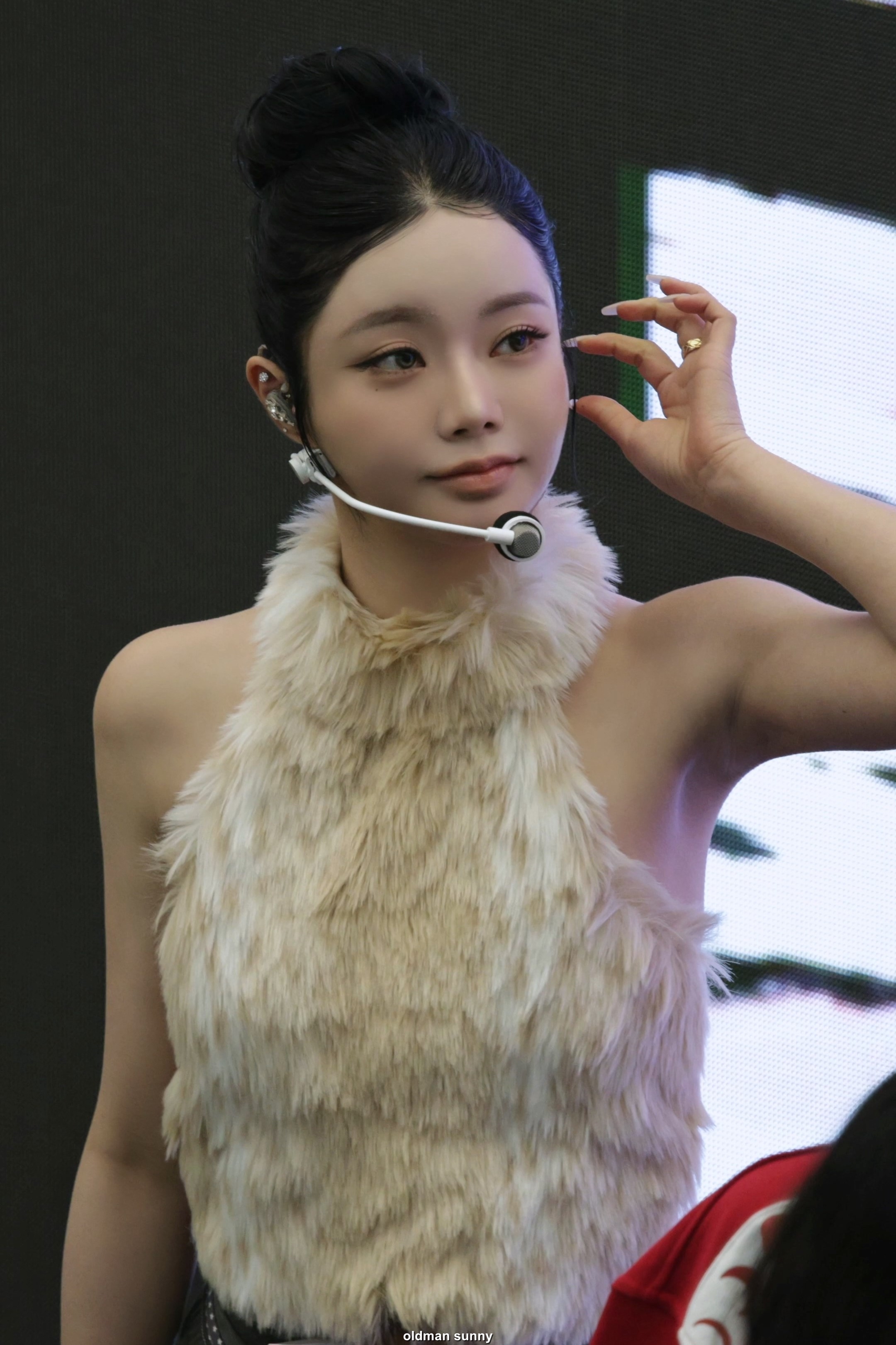 데뷔 후 첫 버스킹에서 신곡 무대 최초 공개한 걸그룹 | 인스티즈