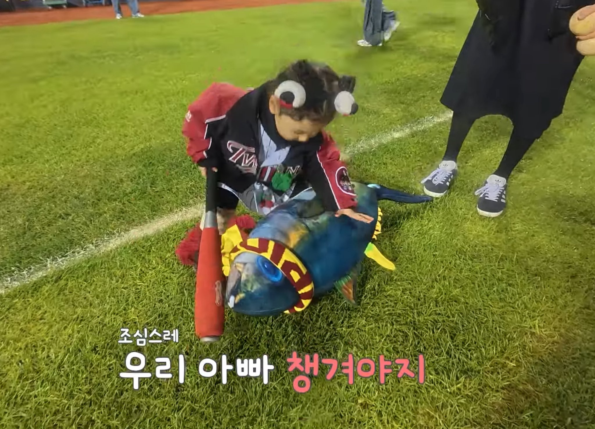 [잡담] 채이 참치 인형 (real 참치) 챙기는 거 너무 귀엽다 | 인스티즈