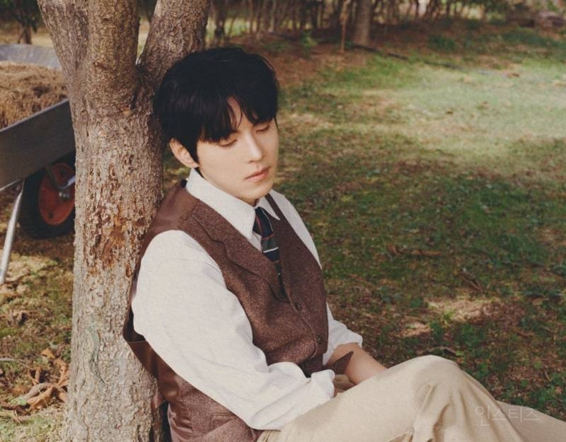 고전문학에서 튀어나온거 같은 컨포 들고온 가수.jpg | 인스티즈