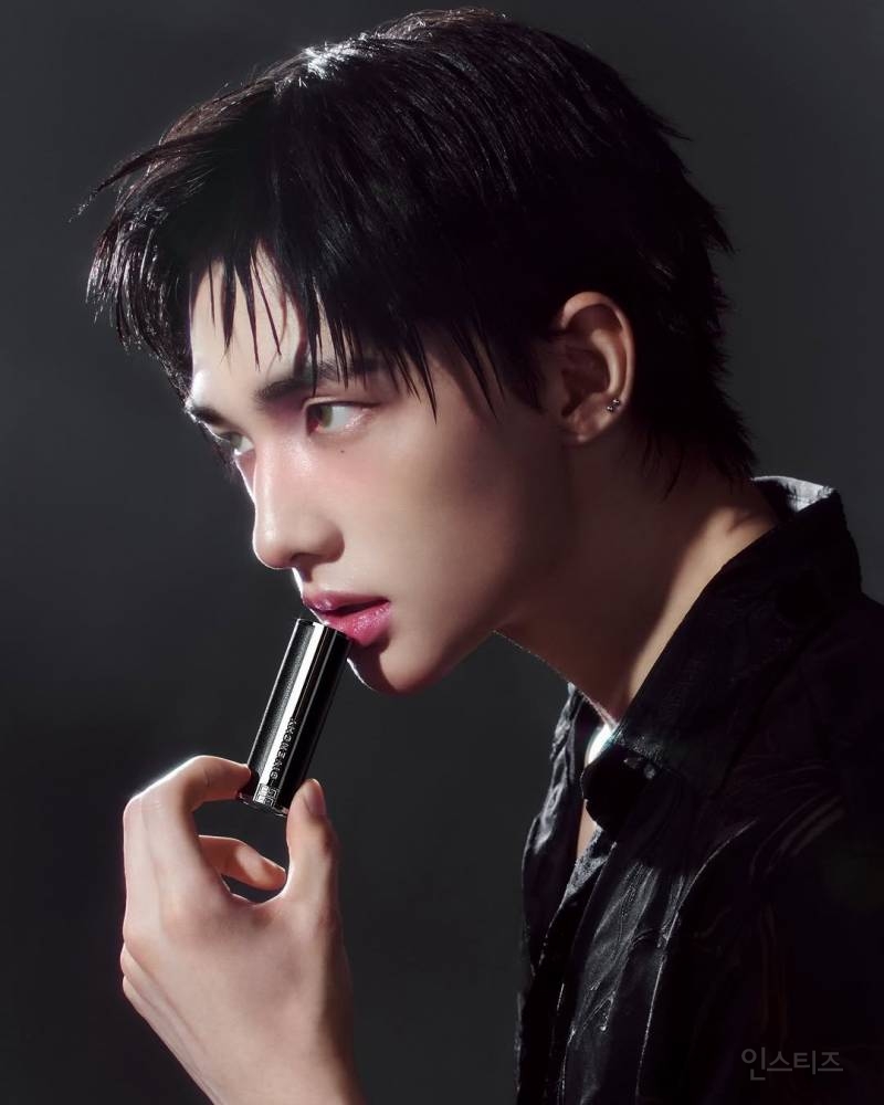 지방시 뷰티 홀리데이 화보 촬영한 스트레이 키즈 현진.JPG | 인스티즈