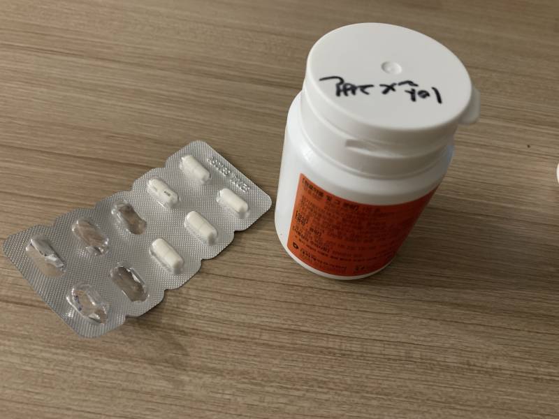 [잡담] 약국에서 처방약줄때 약이 밀봉된건 매일 하나씩 직접 까먹는게 좋고 통으로 된건 약봉지에 넣어줘도 괜찮은거야? | 인스티즈