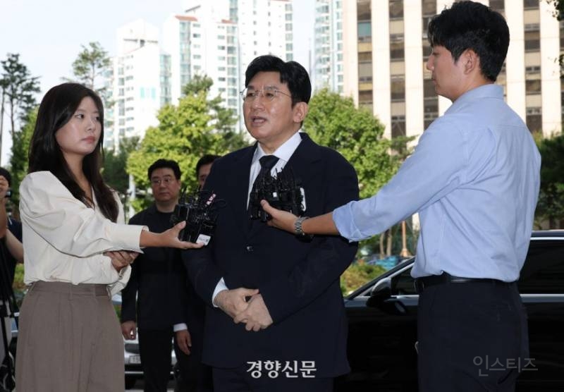 방시혁, 세 번째 경찰 출석···자본시장법 위반 혐의 | 인스티즈