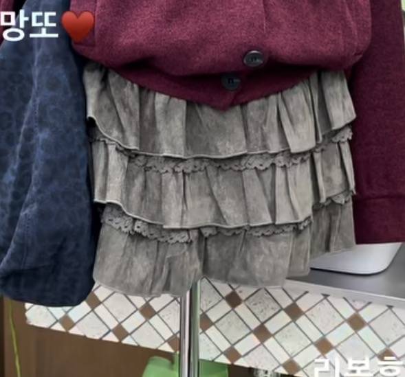 [잡담] 얘덜아 치마 둘 중 뭐가 더 이뻐?❓❓ | 인스티즈