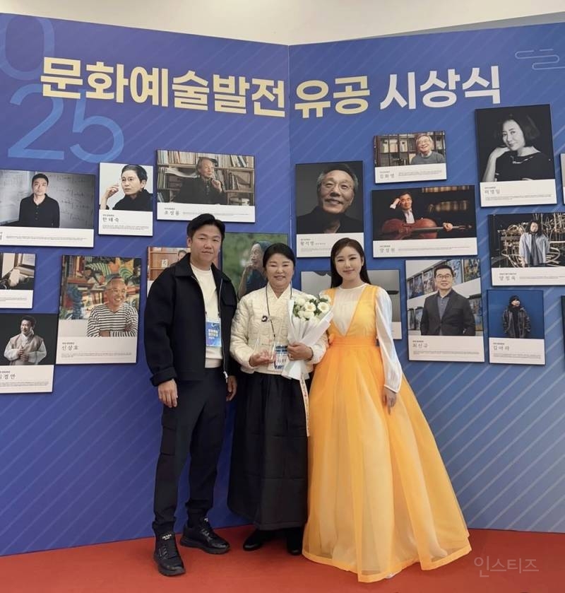 송가인 母 '예술가의 장한 어버이상' 수상..겹경사 맞은 모녀 | 인스티즈