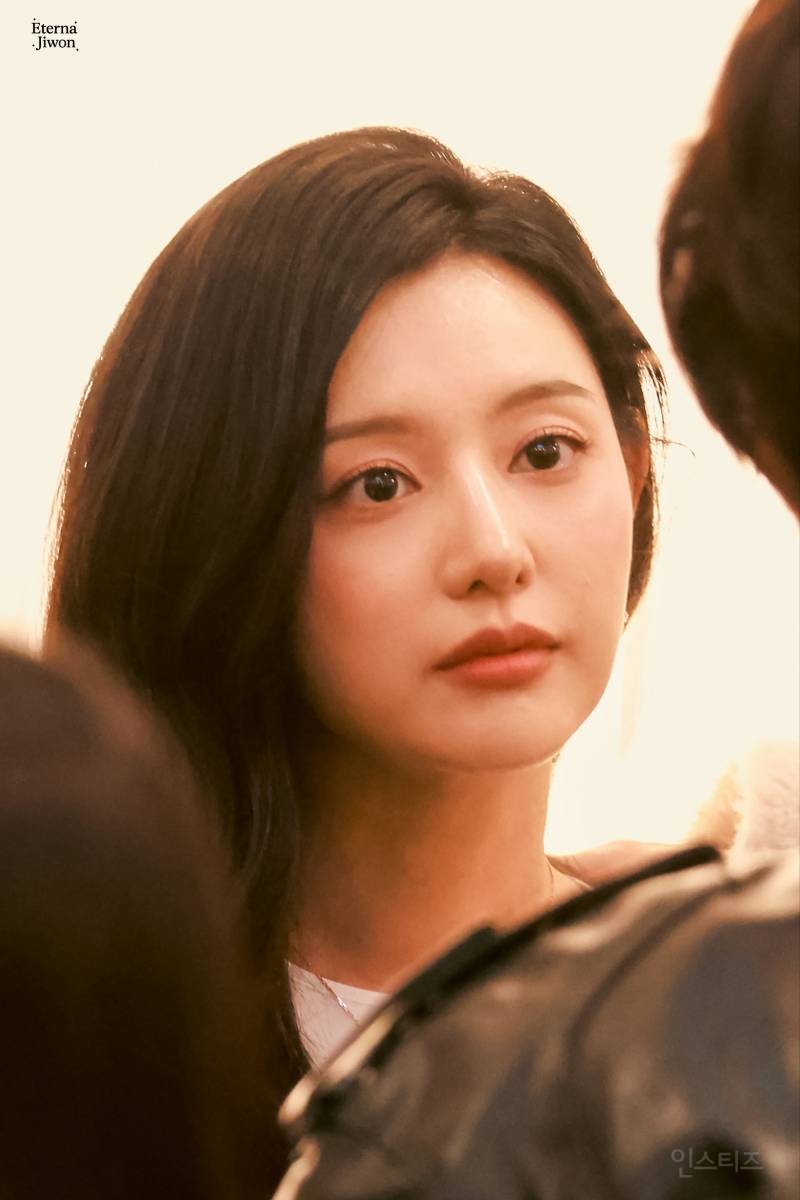 251107 불가리 '홀리데이 디바스 드림' 팝업 포토콜 행사 참석한 배우 김지원 | 인스티즈