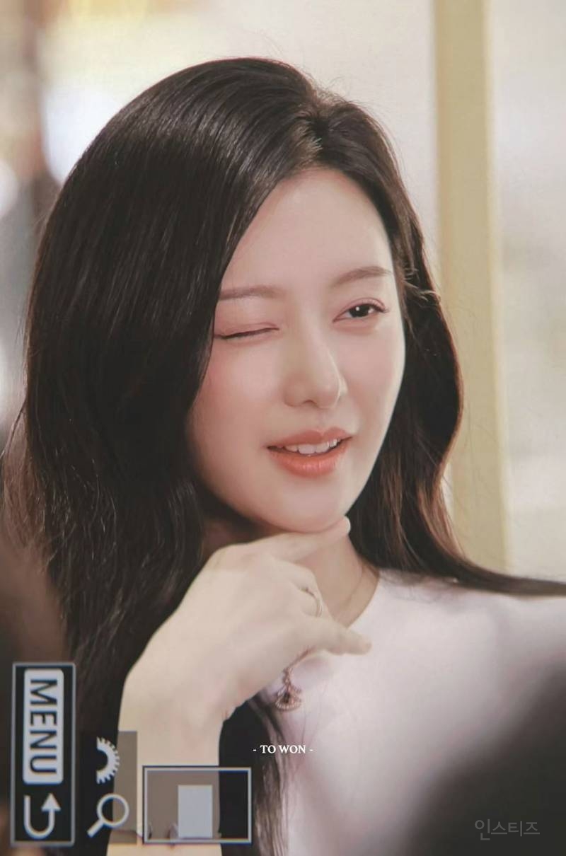251107 불가리 '홀리데이 디바스 드림' 팝업 포토콜 행사 참석한 배우 김지원 | 인스티즈