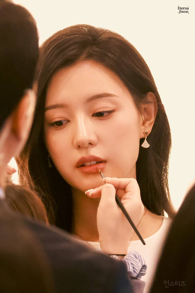 251107 불가리 '홀리데이 디바스 드림' 팝업 포토콜 행사 참석한 배우 김지원 | 인스티즈