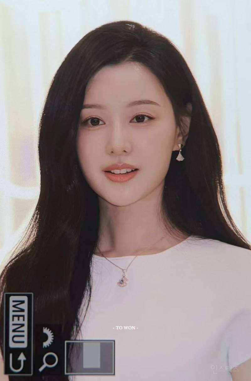 251107 불가리 '홀리데이 디바스 드림' 팝업 포토콜 행사 참석한 배우 김지원 | 인스티즈