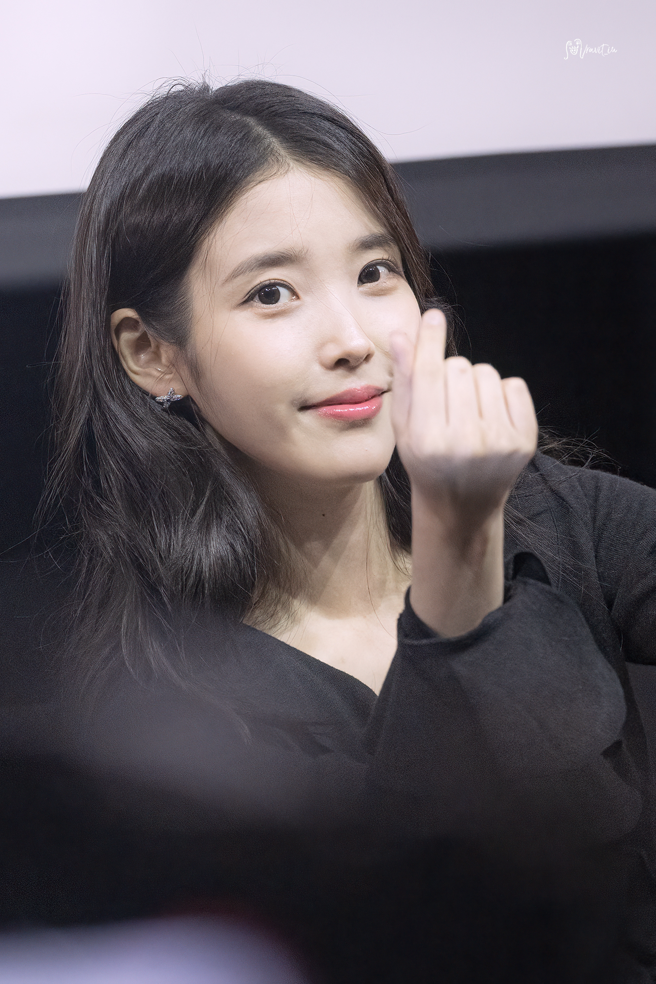 [잡담] 팬싸가면 아이유가 나를 이런 눈빛으로 쳐다보는 건가.. | 인스티즈