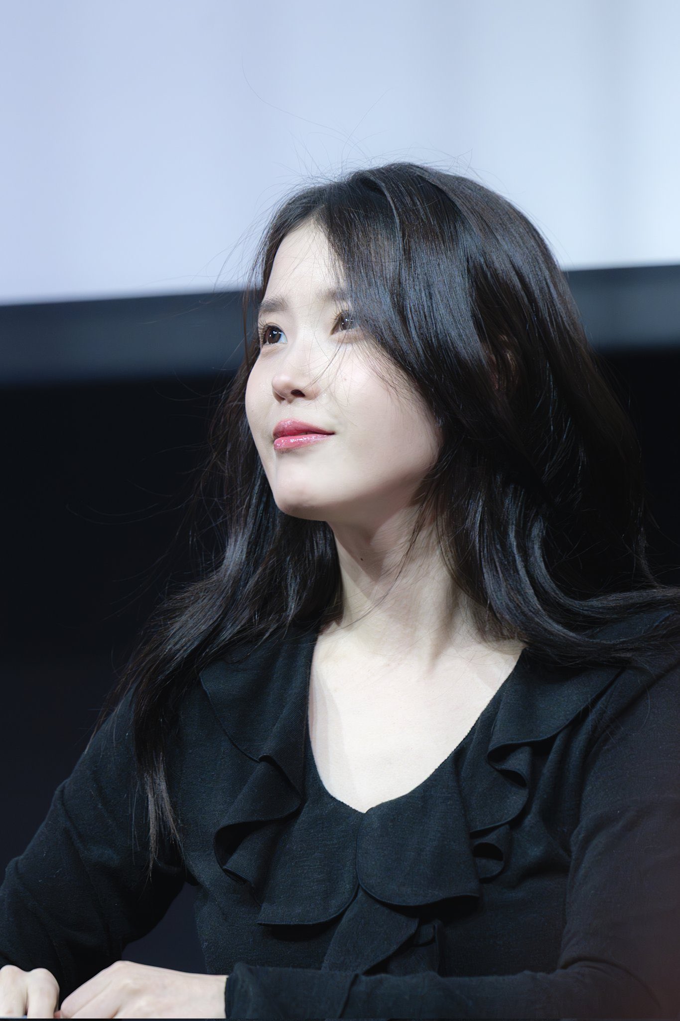 [잡담] 팬싸가면 아이유가 나를 이런 눈빛으로 쳐다보는 건가.. | 인스티즈