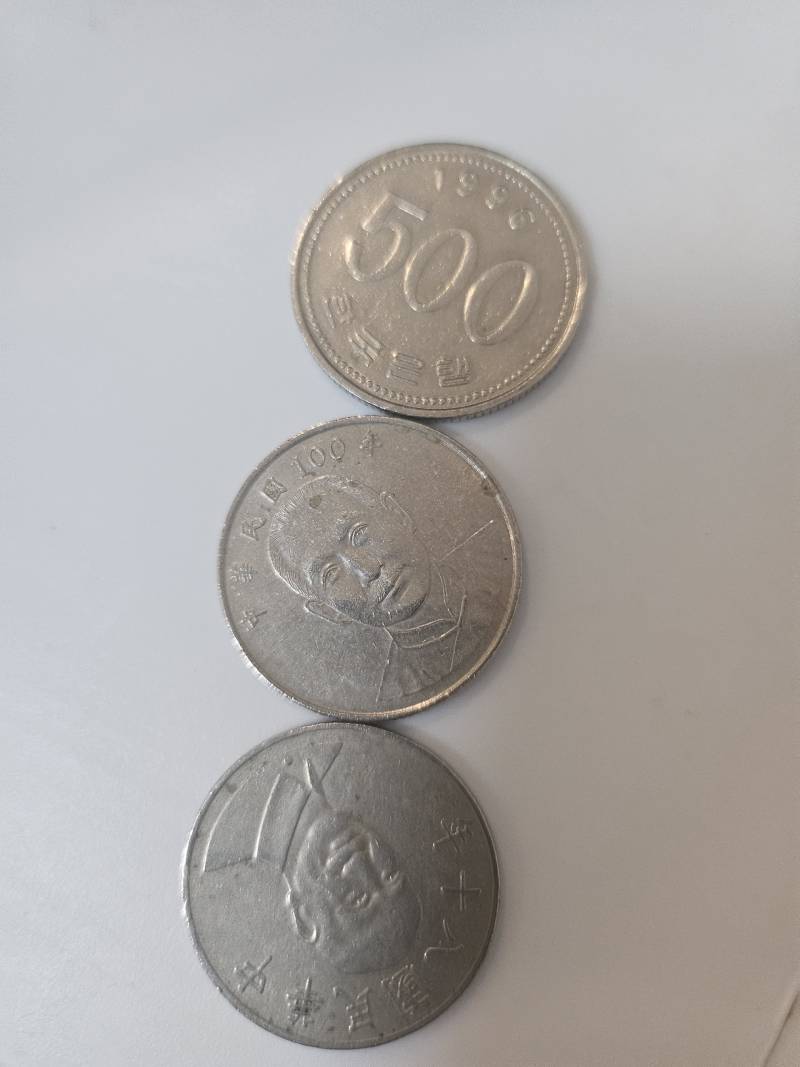 [잡담] 거스름돈 외국동전으로 받음... 집에 와서 알았어... | 인스티즈