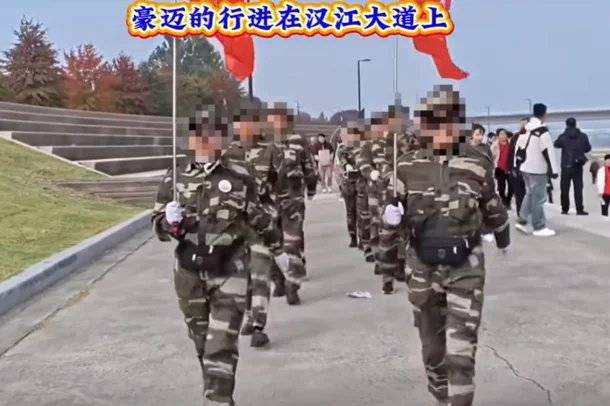 [잡담] 한강에서 중국군복입고 행진하기 ㄷㄷㄷ | 인스티즈