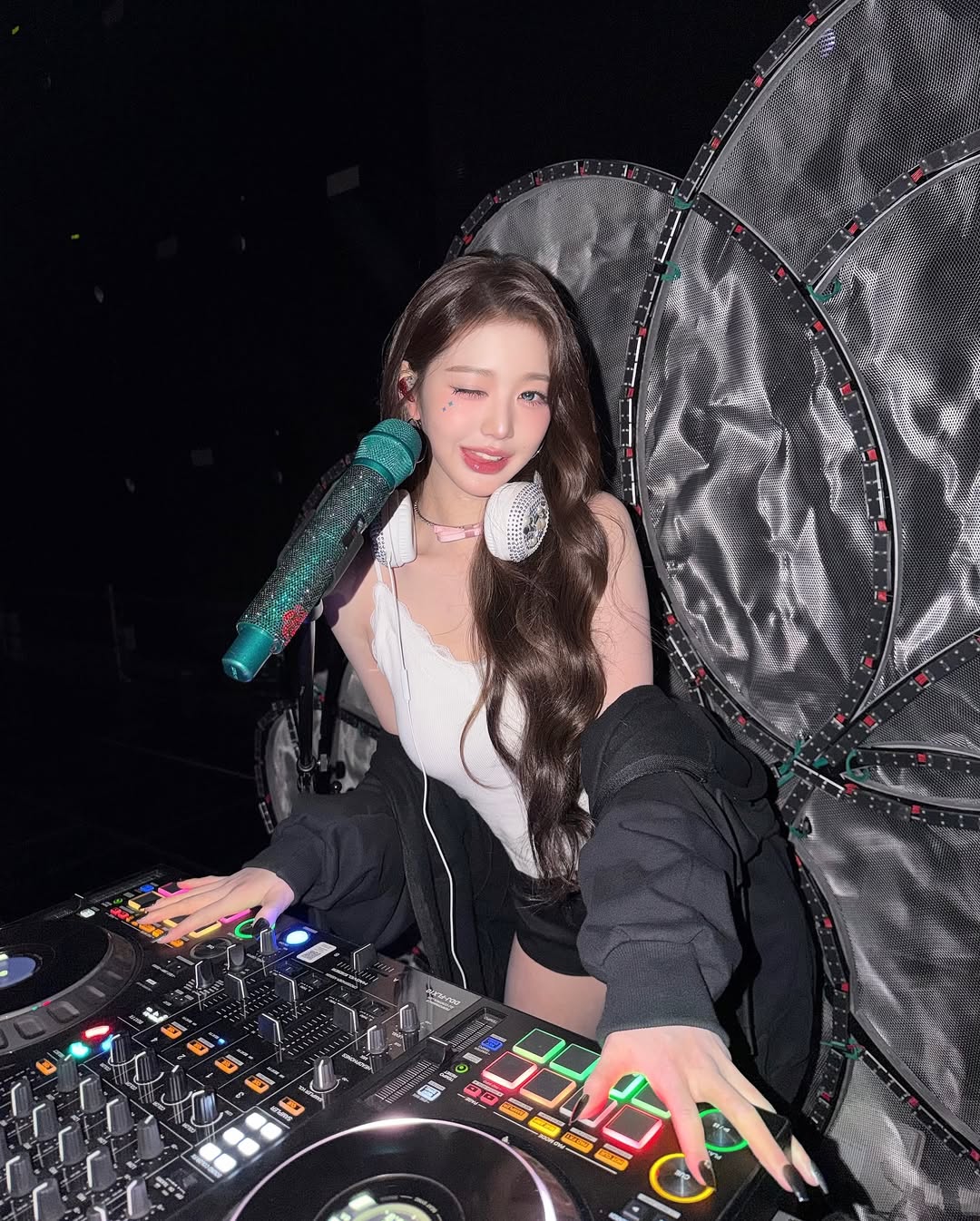 [잡담] 251108 장원영 인스타 🎶🎵🪩🖤🎆💕 | 인스티즈