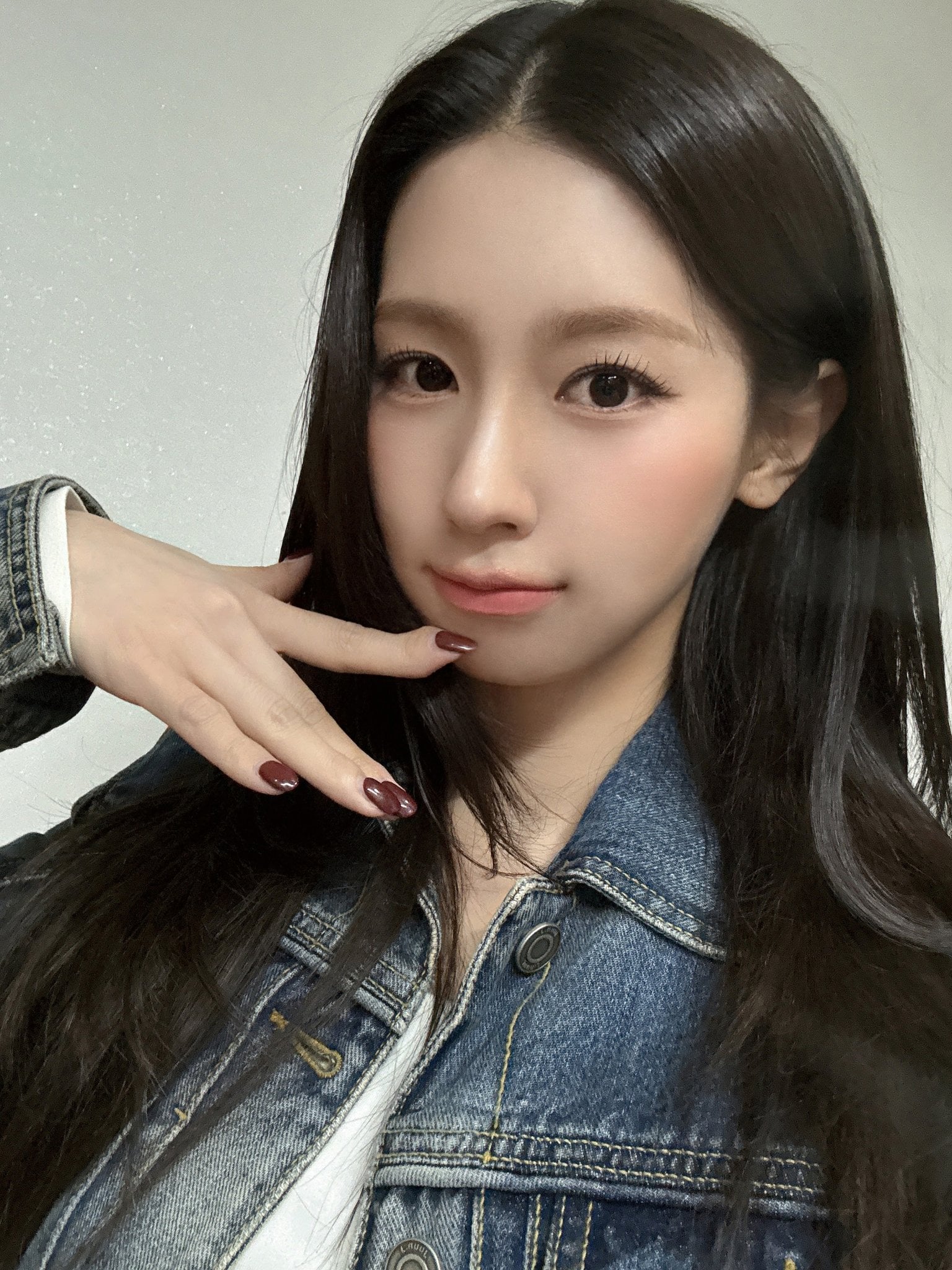 [잡담] 아이들 미연 손가락 꺾일 정도로 셀카 보정한 큐브... | 인스티즈