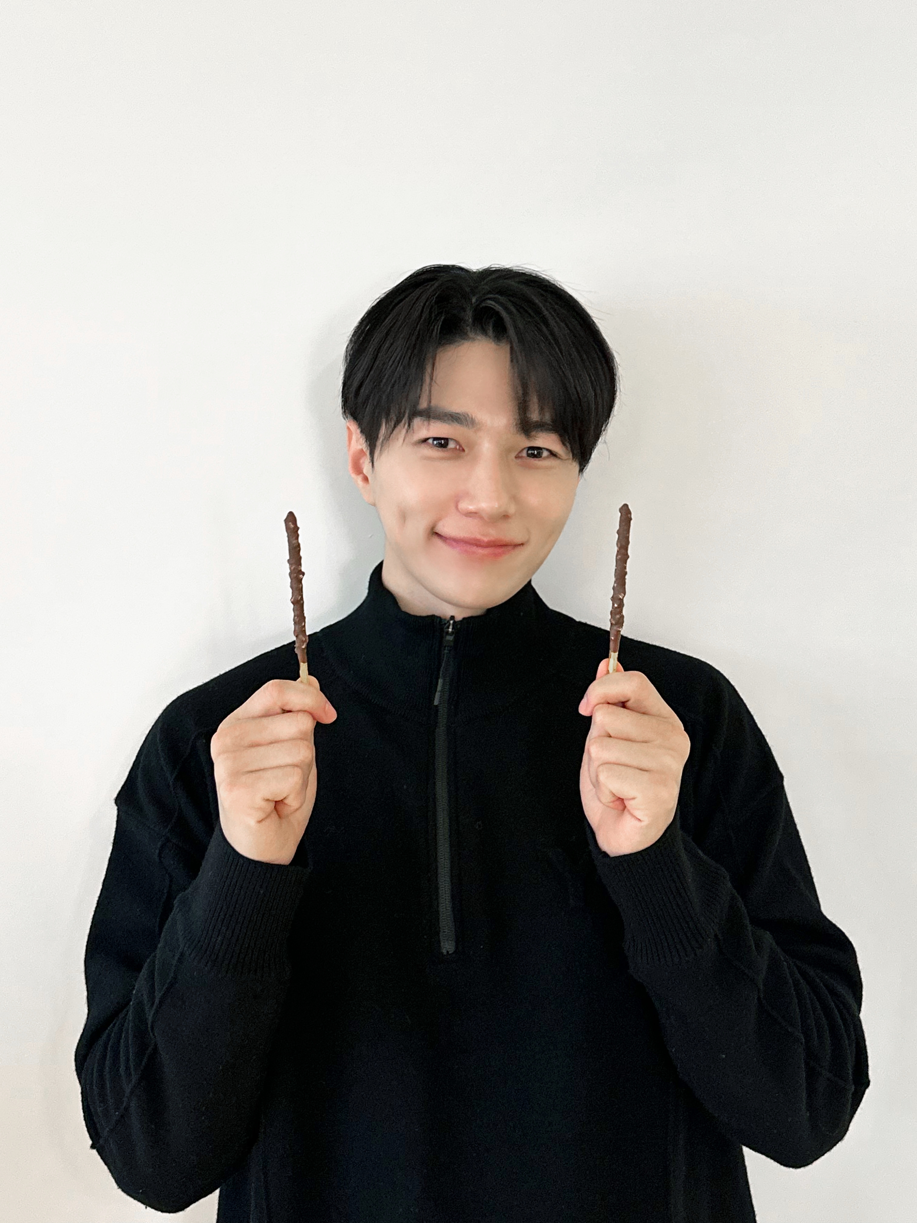 [잡담] 빼빼로데이라고 빼빼로 들고 사진찍은 인피니트 엘 | 인스티즈