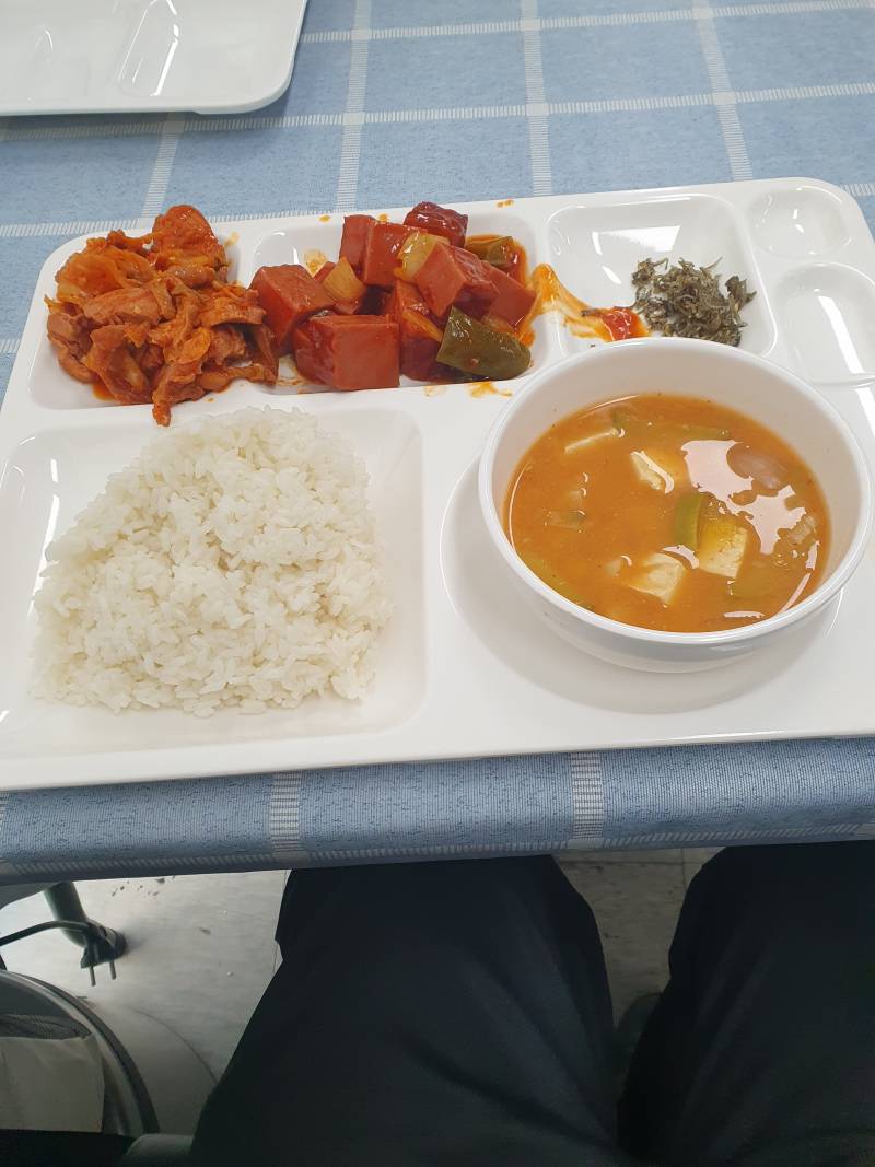 [잡담] 오늘 회사 첫출근했는데 점심 너무 맛있어서 평생 다니려구 | 인스티즈