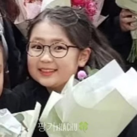 [잡담] 와 예온 초등학교 졸업식? 사진 너무 귀여워서 웃음 | 인스티즈