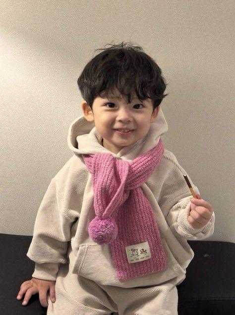 [잡담] 근데 강민이 애기때 사진이 ㄹㅇ 이진이랑 더 닮음 | 인스티즈