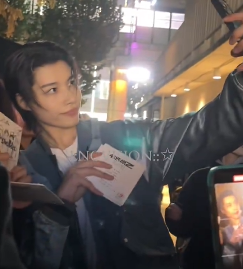 오늘자 성수에서 본인들 싸인 CD 직접 나눠준 남자아이돌 | 인스티즈