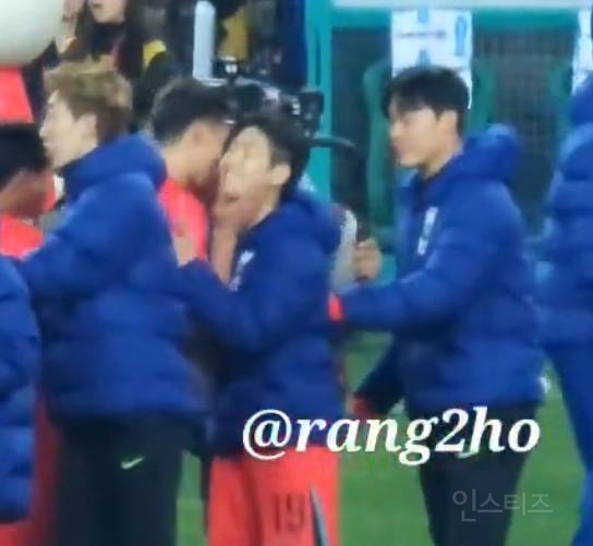 이강인만 보면 뽀뽀하는 조규성..jpgif | 인스티즈