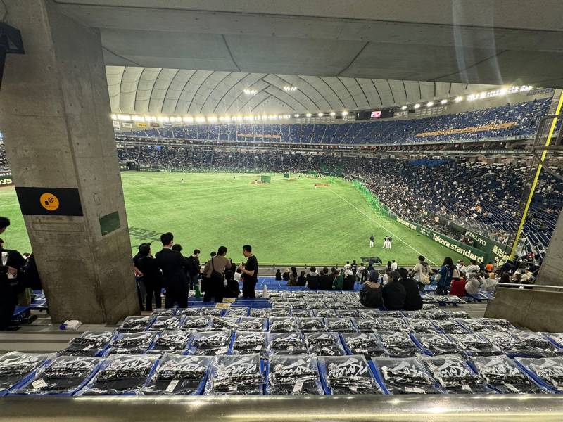 [잡담] 와 도쿄돔 경기 우리나라 관중들 티셔츠 배포해준거봐 | 인스티즈