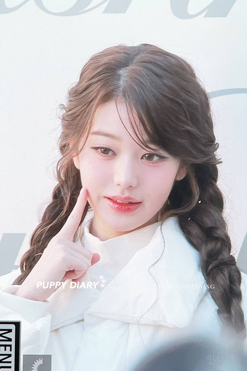 오늘 아이더X코스모폴리탄 캐시미어 트레일러 팝업 포토콜 행사 참석한 아이브 장원영 | 인스티즈