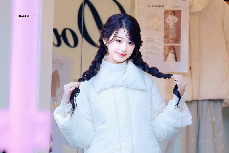 오늘 아이더X코스모폴리탄 캐시미어 트레일러 팝업 포토콜 행사 참석한 아이브 장원영 | 인스티즈