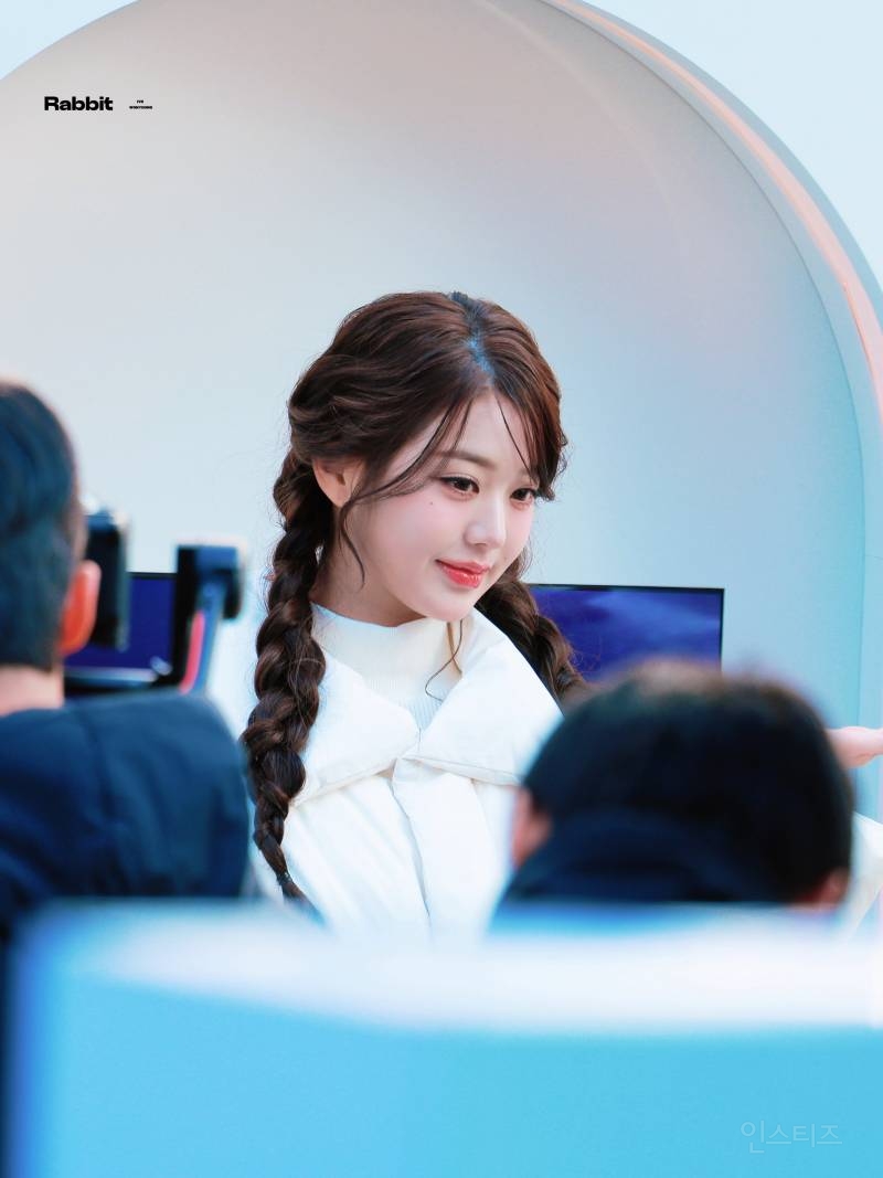 오늘 아이더X코스모폴리탄 캐시미어 트레일러 팝업 포토콜 행사 참석한 아이브 장원영 | 인스티즈