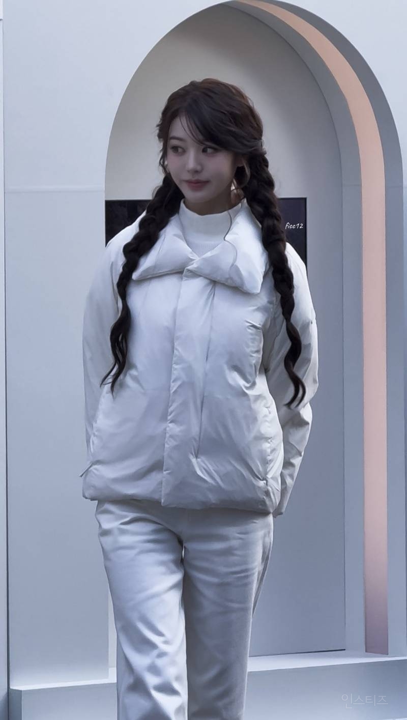 오늘 아이더X코스모폴리탄 캐시미어 트레일러 팝업 포토콜 행사 참석한 아이브 장원영 | 인스티즈