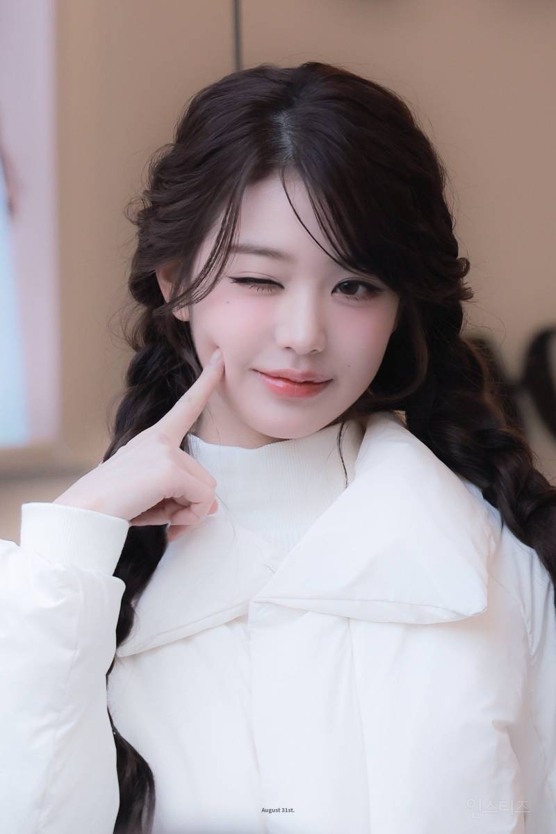 오늘 아이더X코스모폴리탄 캐시미어 트레일러 팝업 포토콜 행사 참석한 아이브 장원영 | 인스티즈