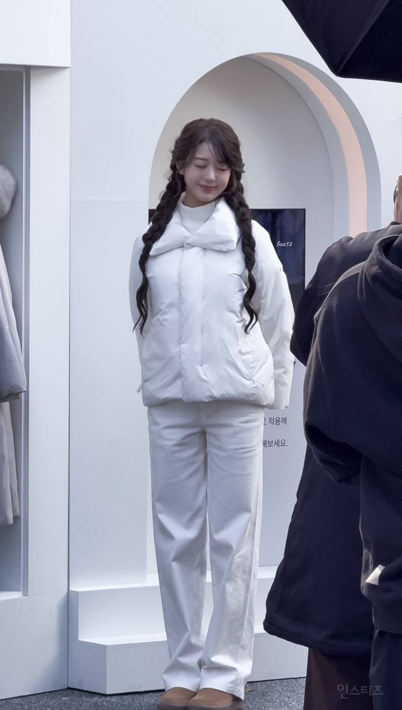 오늘 아이더X코스모폴리탄 캐시미어 트레일러 팝업 포토콜 행사 참석한 아이브 장원영 | 인스티즈