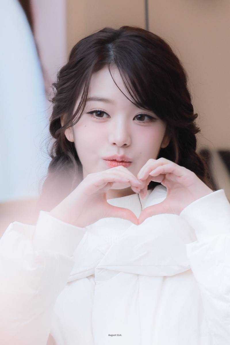 오늘 아이더X코스모폴리탄 캐시미어 트레일러 팝업 포토콜 행사 참석한 아이브 장원영 | 인스티즈