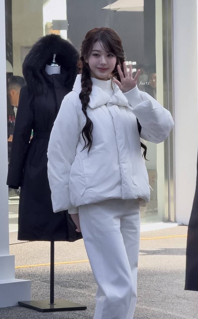 오늘 아이더X코스모폴리탄 캐시미어 트레일러 팝업 포토콜 행사 참석한 아이브 장원영 | 인스티즈