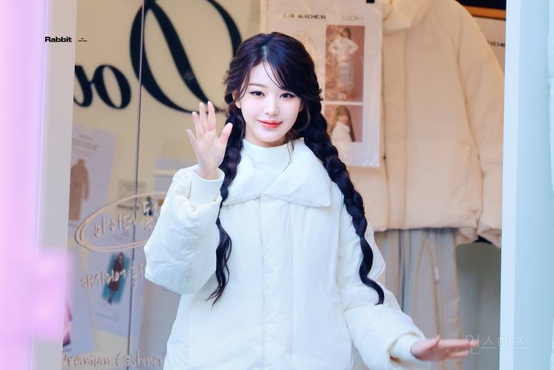 오늘 아이더X코스모폴리탄 캐시미어 트레일러 팝업 포토콜 행사 참석한 아이브 장원영 | 인스티즈