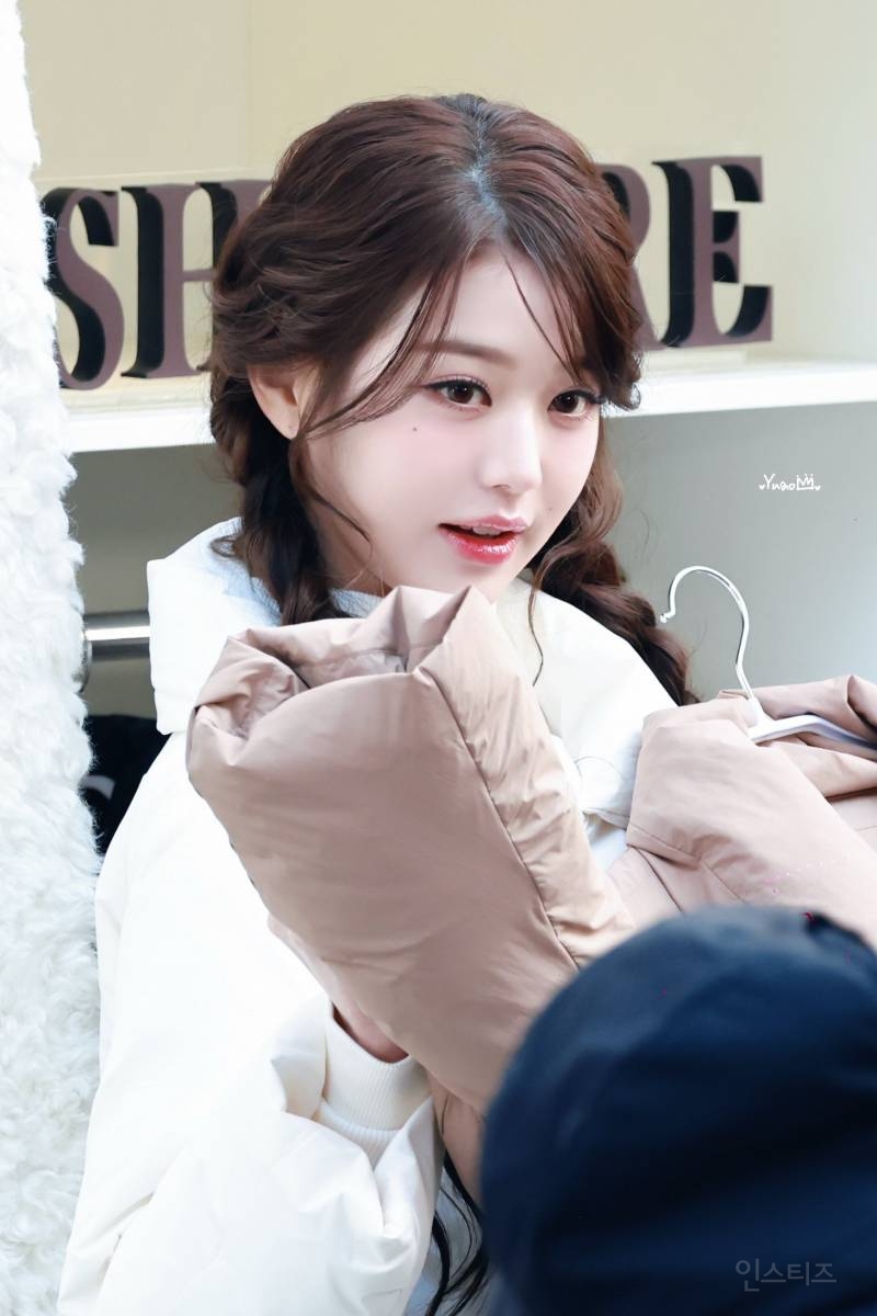 오늘 아이더X코스모폴리탄 캐시미어 트레일러 팝업 포토콜 행사 참석한 아이브 장원영 | 인스티즈