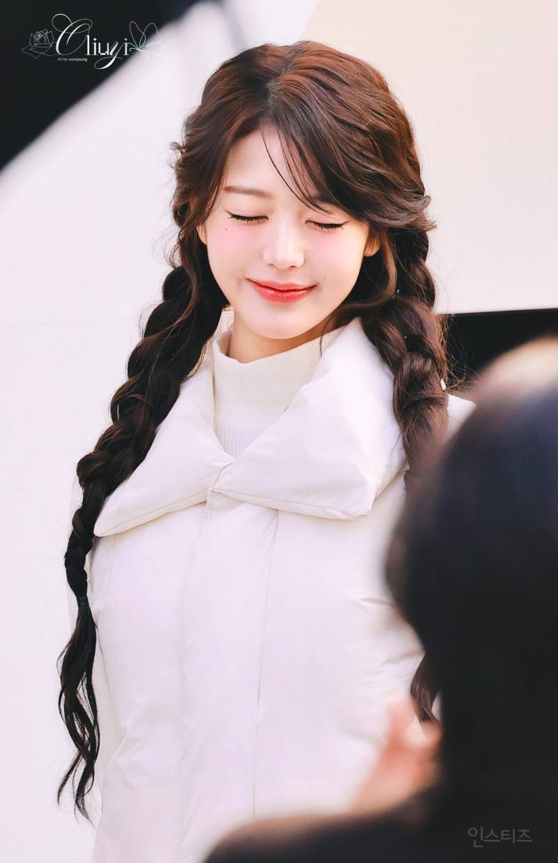 오늘 아이더X코스모폴리탄 캐시미어 트레일러 팝업 포토콜 행사 참석한 아이브 장원영 | 인스티즈