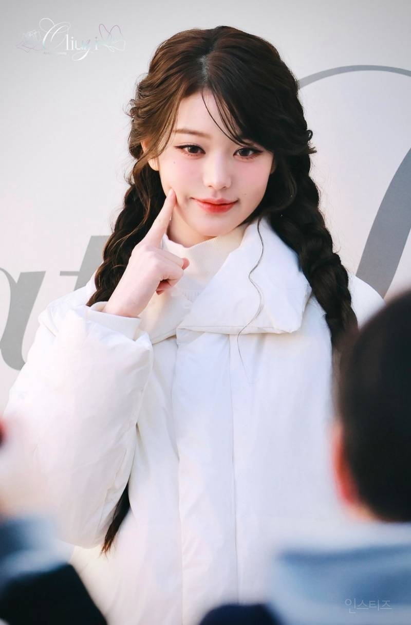 오늘 아이더X코스모폴리탄 캐시미어 트레일러 팝업 포토콜 행사 참석한 아이브 장원영 | 인스티즈