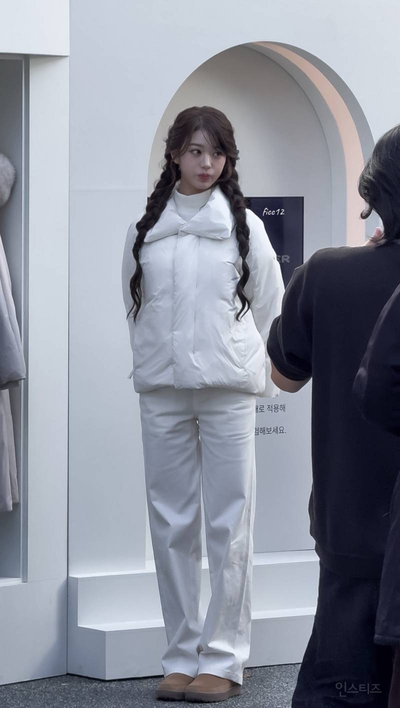 오늘 아이더X코스모폴리탄 캐시미어 트레일러 팝업 포토콜 행사 참석한 아이브 장원영 | 인스티즈