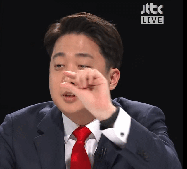 [잡담] 작년에 르노 여직원 집게손 마녀사냥 당한 거 넘 안타까움 | 인스티즈