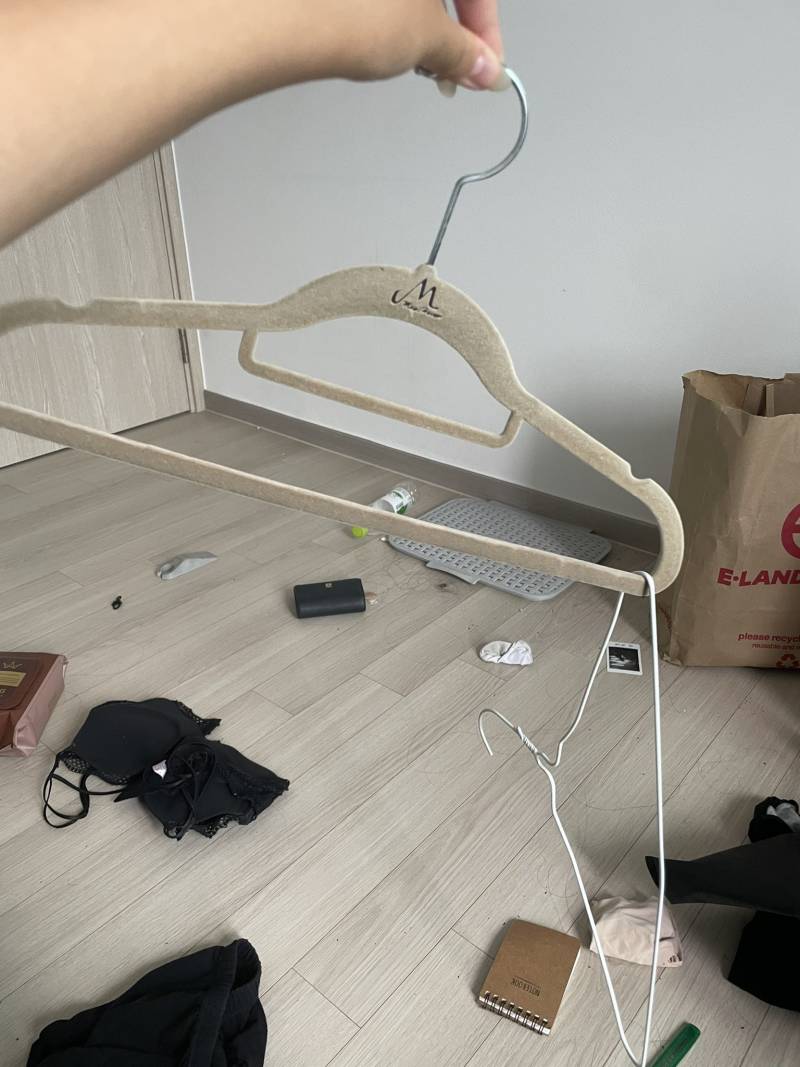 [잡담] 옷걸이 어케 이렇게 된거지 ㅋㅋㅋㅋ | 인스티즈