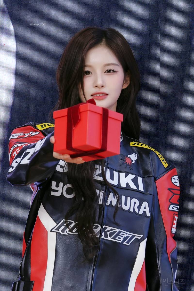 헬멧을 벗었더니 초미녀가 등장...twt | 인스티즈