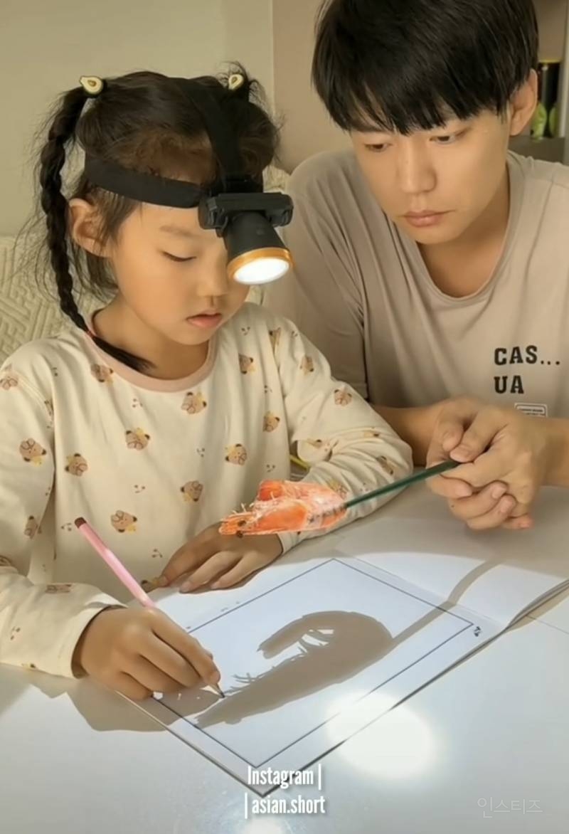 여동생이 새우 그리는 걸 도와주는 오빠 | 인스티즈