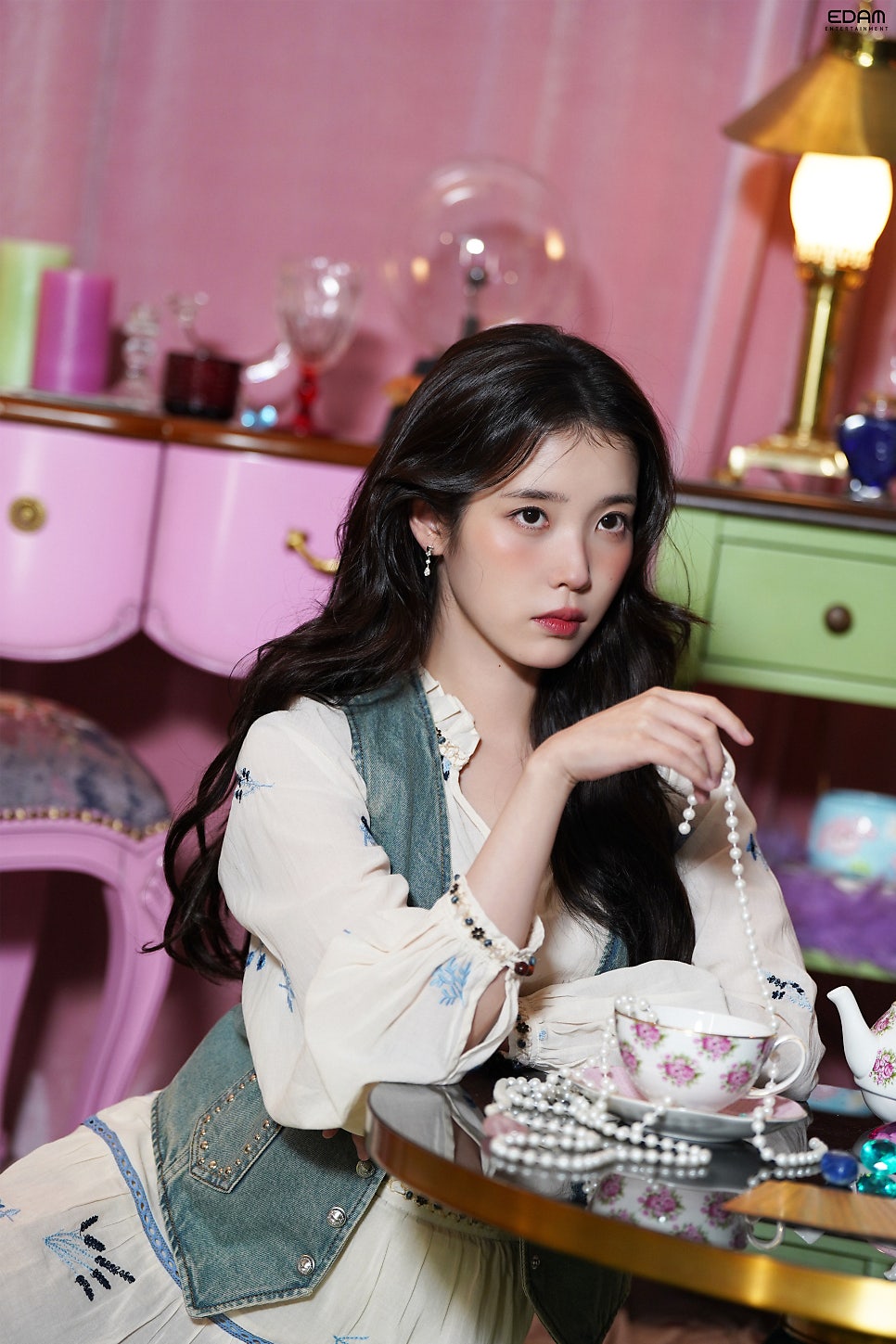 [잡담] 아이유 시즌그리팅 타로 컨셉 너무좋다 | 인스티즈