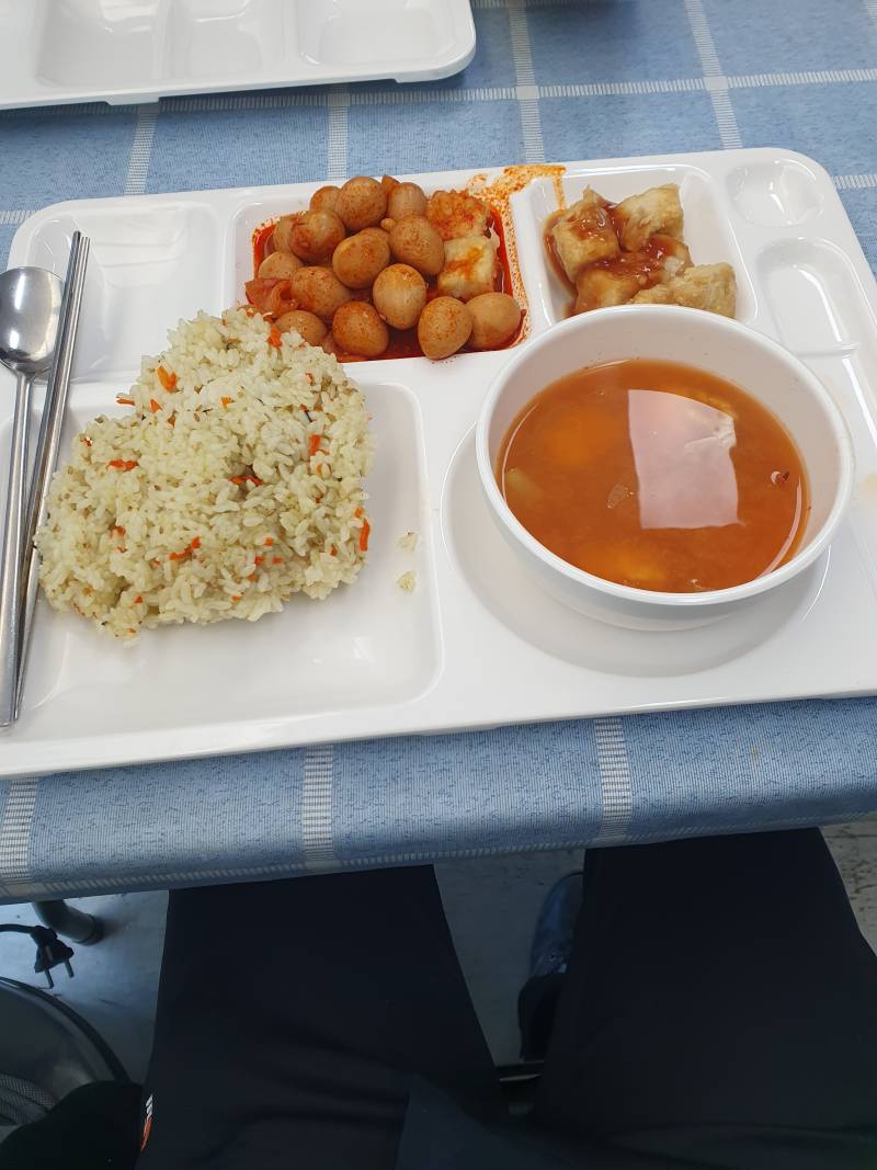 [잡담] 오늘 회사 첫출근했는데 점심 메뉴 너무 맛없어서 충격 받음 | 인스티즈