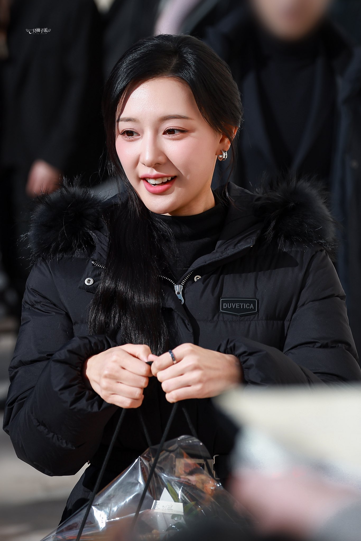 [잡담] 251117 김지원 듀베티카 포토콜 행사 사진들 | 인스티즈